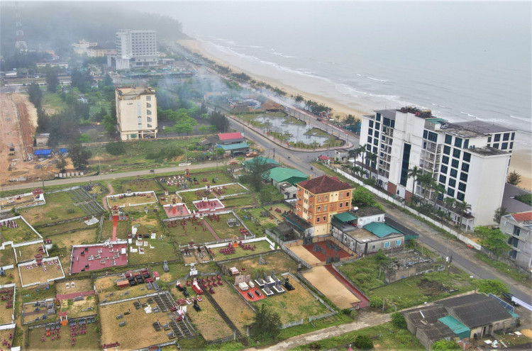 Khách sạn nằm cạnh nghĩa trang, đã ảnh hưởng không nhỏ tới hoạt động kinh doanh, đón tiếp khách du lịch. Ảnh: Trần Quốc