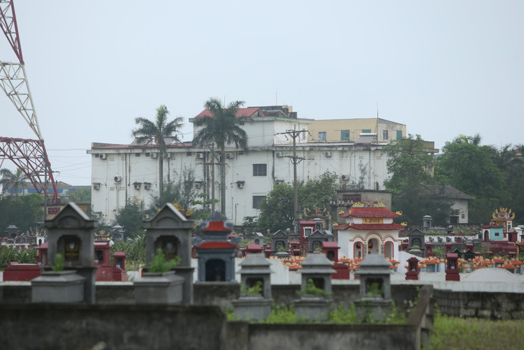 Nghĩa trang nằm sát rạt các khách sạn, nhà nghỉ dọc bãi biển Thiên Cầm. Ảnh: Trần Quốc