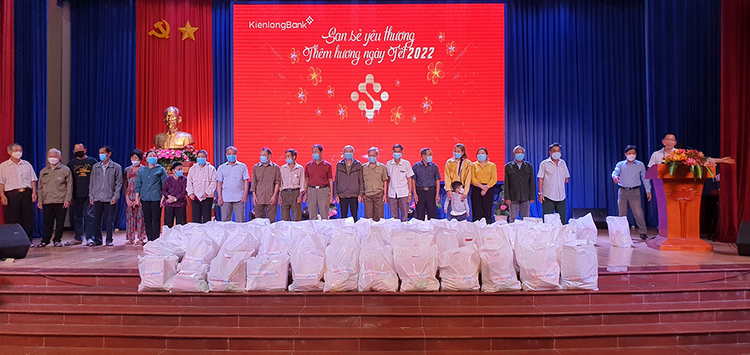 Đại diện KienlongBank và SCG trao tặng công trình kỷ niệm 30 năm thành lập trường PTDTNT tỉnh Kiên Giang