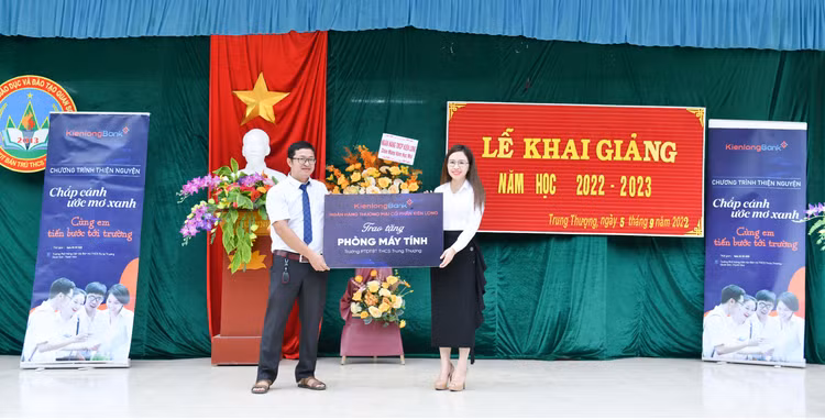 Bà Trần Thị Thu Hằng - Chủ tịch HĐQT Ngân hàng Kiên Long đại diện trao tặng Phòng máy tính cho Ban Lãnh đạo trường PTDTBT THCS Trung Thượng