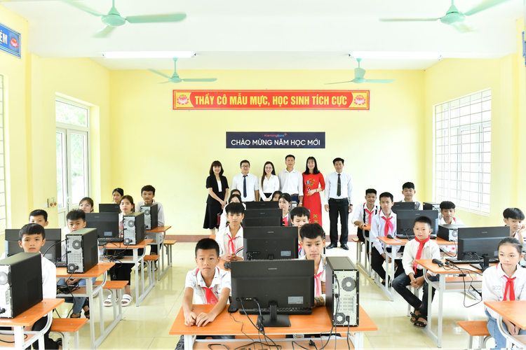 Những suất học bổng được Ngân hàng Kiên Long trao tặng đến những em học sinh nghèo có thành tích vượt khó trong học tập.