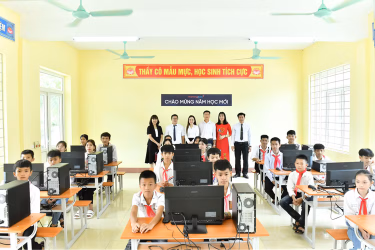 Những suất học bổng được Ngân hàng Kiên Long trao tặng đến những em học sinh nghèo có thành tích vượt khó trong học tập.