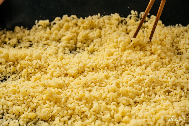 Khi xôi đã chín, lại dùng đũa để xới cho xôi tơi hạt và nguội bớt.Cuối cùng là vò lần ba nhẹ nhàng để đỗ nhuyễn áo đều vào từng hạt nếp, phần đỗ thừa cũng sẽ rơi ra, xôi mịn mướt không bị bết. Ảnh giaoducthoidai