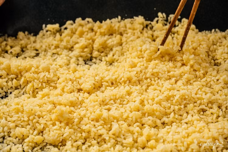 Khi xôi đã chín, lại dùng đũa để xới cho xôi tơi hạt và nguội bớt.Cuối cùng là vò lần ba nhẹ nhàng để đỗ nhuyễn áo đều vào từng hạt nếp, phần đỗ thừa cũng sẽ rơi ra, xôi mịn mướt không bị bết. Ảnh giaoducthoidai