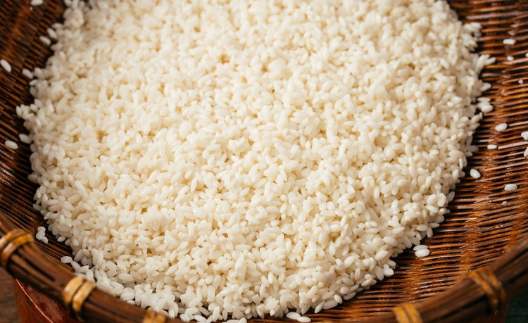 Gạo cũng phải là nếp cái hoa vàng, hạt nào hạt nấy căng tròn, trắng mẩy thì xôi sẽ ráo hạt, dẻo thơm.Để hạt xôi mọng, nở căng, thường sẽ phải ngâm gạo trước 3-4 tiếng với nước muối nhạt cho xôi thêm đậm đà. Ảnh giaoducthoidai