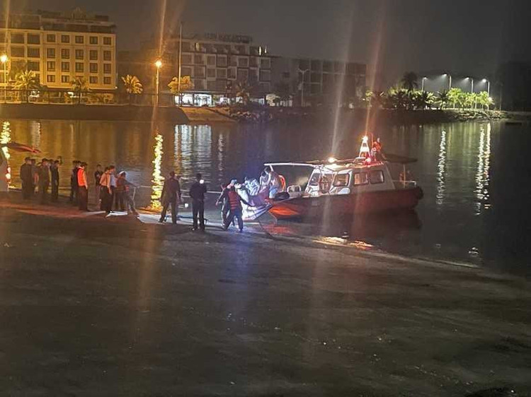 Lực lượng chức năng đưa thi thể nạn nhân xấu số vào bờ. Ảnh dantri