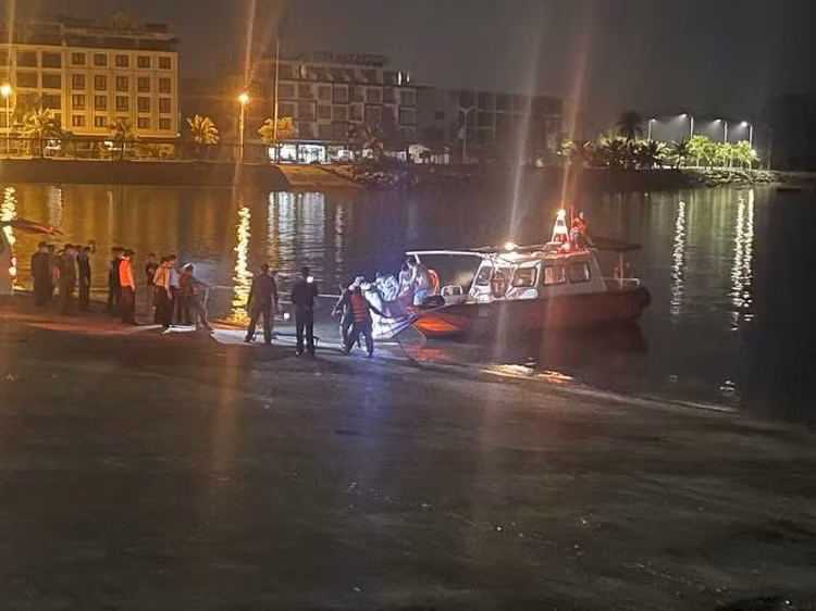 Lực lượng chức năng đưa thi thể nạn nhân xấu số vào bờ. Ảnh dantri