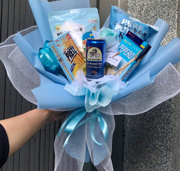 Một bó hoa ăn được với đầy bánh kẹo, vừa làm ấm lòng người nhận, vừa giải quyết phần bao tử khi cần.