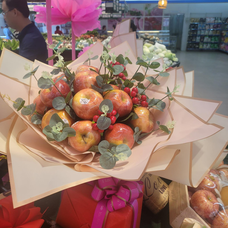 Những bông hoa đầy táo khiến cho món quà trở nên khác biệt, tạo cảm giác thích thú cho người nhận.