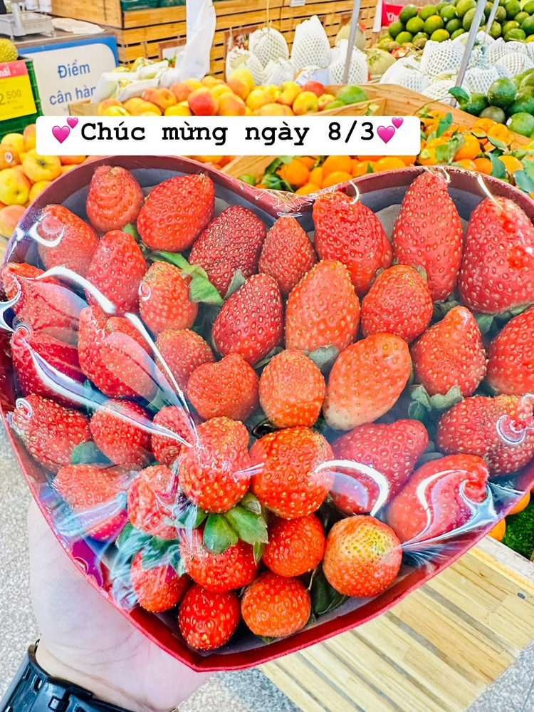 Thay vì lựa chọn những quà tặng truyền thống, thị trường quà tặng ngày 8/3 năm nay xuất hiện nhiều quà tặng độc đáo, những trái tim "ăn được" được nhiều người tìm mua để tặng các chị em, các bà, các mẹ.