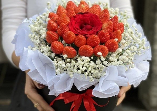 Bó "hoa ăn được" có hình dáng như bó hoa truyền thống nhưng thành phần chủ đạo là trái cây.