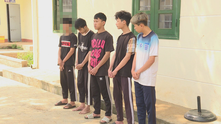 Các đối tượng tại cơ quan công an huyện Krông Pắk.