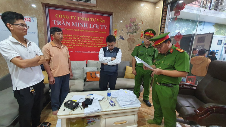 Cơ quan công an khám xét nơi làm việc của đối tượng Trần Minh Lợi