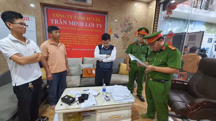 Cơ quan công an khám xét nơi làm việc của đối tượng Trần Minh Lợi