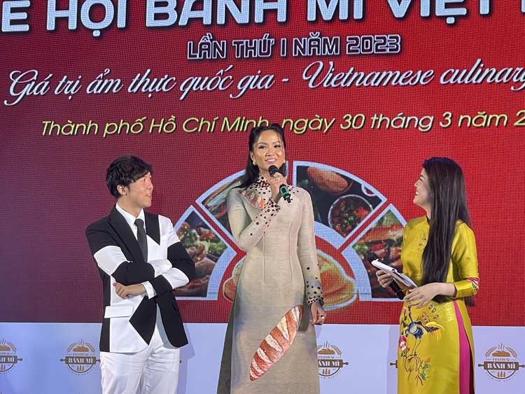 Hoa hậu H&apos;Hen chia sẻ tại buổi lễ khai mạc lễ hội Bánh Mì lần 1. Ảnh baolaodong