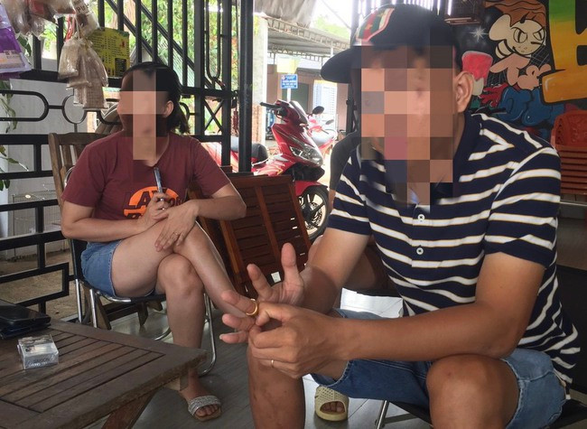 Cặp vợ chồng bốc được 4 biển số xe siêu đẹp. Ảnh: Dân Việt