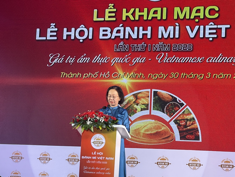 Chủ tịch Hiệp hội du lịch TP Hồ Chí Minh- Nguyễn Thị Khánh phát biểu tại buổi lễ khai mạc. Ảnh baolaodong