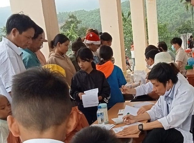 Buổi thăm khám bệnh tại thôn Tang. Ảnh: Trung tâm Y tế Trà Bồng