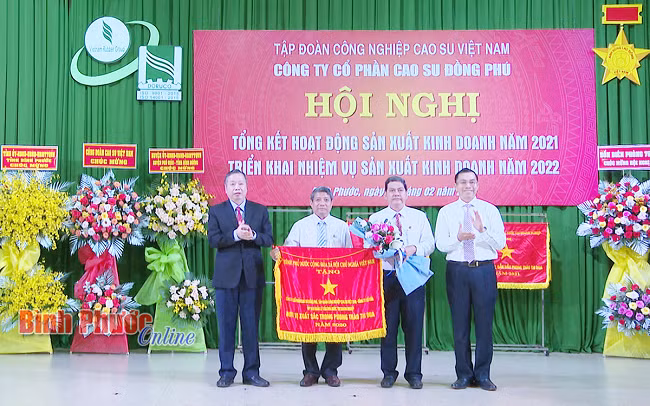 Lãnh đạo Công ty cổ phần cao su Đồng Phú đón nhận cờ thi đua của Thủ tướng Chính phủ.
