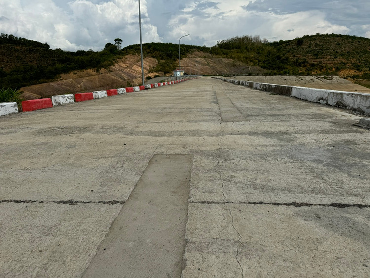 Nhiều vết nứt chạy dài hàng chục mét trên mặt đập.