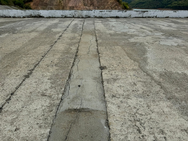 Xuất hiện nhiều vết nứt tại các điểm đã được nhà thầu khắc phục từ trước.