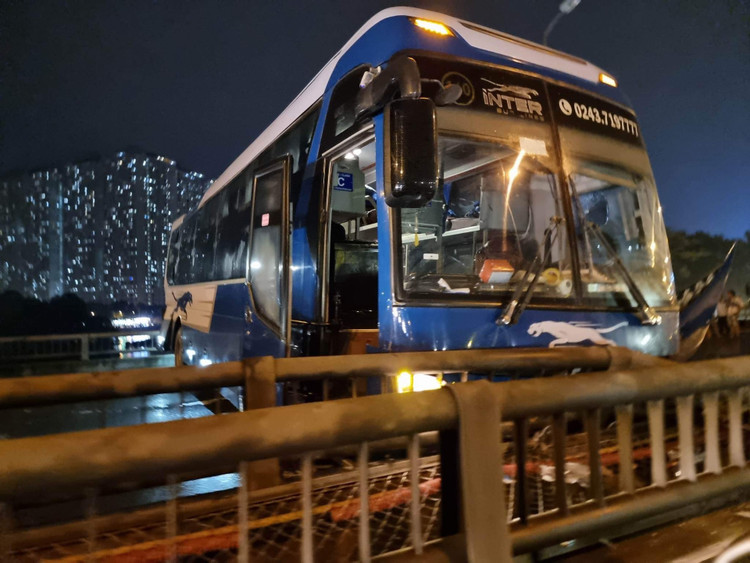 Chiếc xe sau khi nổ lốp chắn ngang đường khiến giao thông ùn tắc. Ảnh: Zing