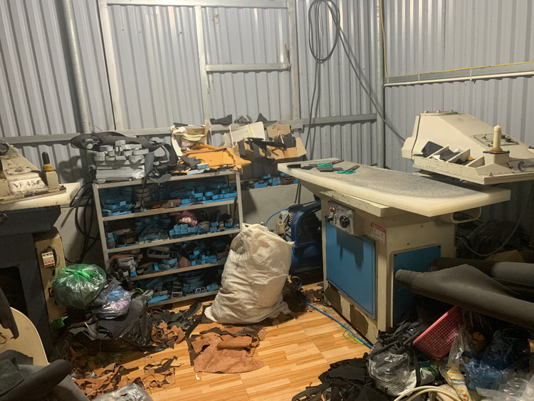 Một trong những cơ sở sản xuất giày tại làng Giẽ Hạ. Ảnh: Thu Hương