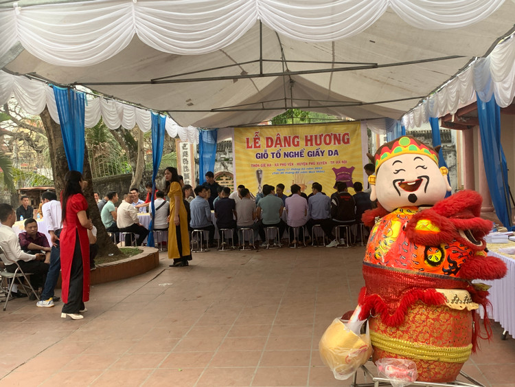 Hàng năm làng Giẽ Hạ đều tổ chức lễ dâng hương để tưởng nhớ đến cụ tổ nghề. Ảnh: Thu Hương