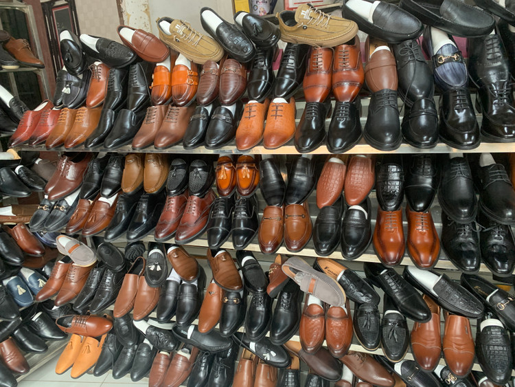 Một trong những cửa hàng giày lâu năm tại làng Giẽ Hạ - Phú Yên. Ảnh: Thu Hương