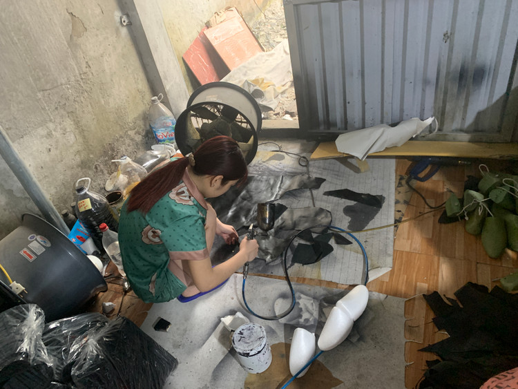 Công đoạn phun tại một hộ gia đình trong làng. Ảnh: Thu Hương