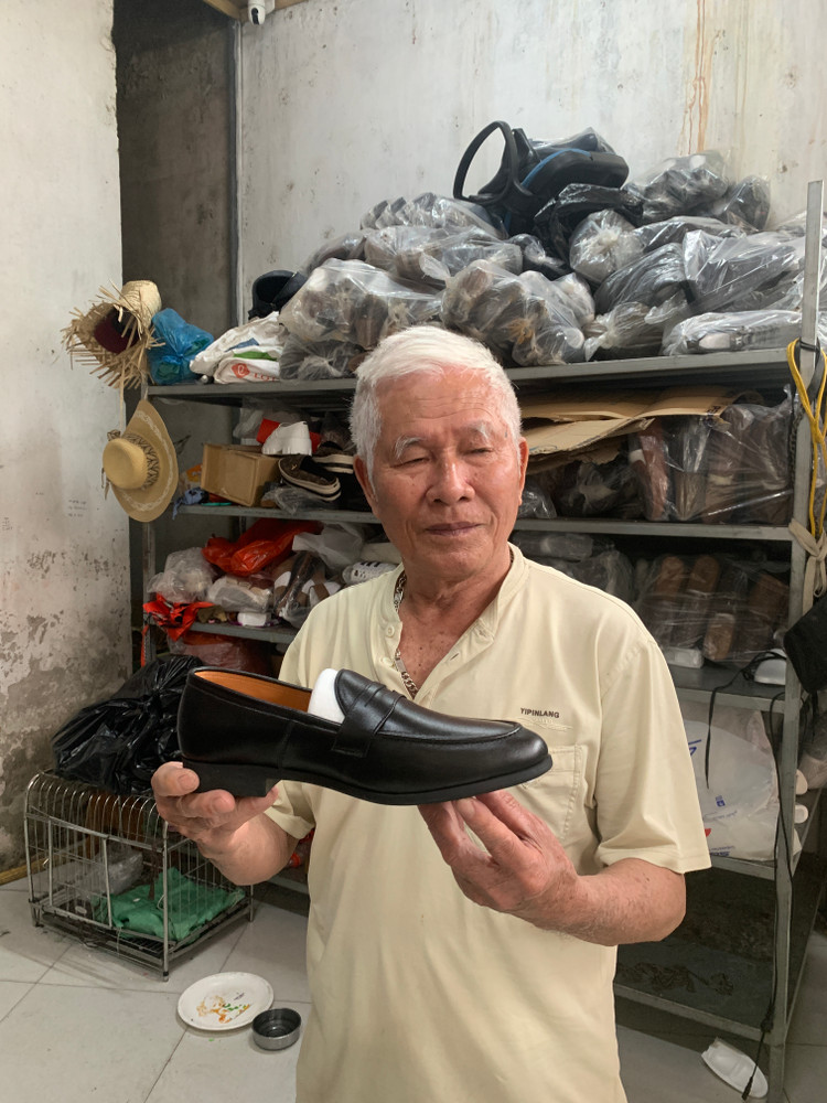 Chủ một cửa hàng giày với kinh nghiệm trên 20 năm làm nghề chia sẻ: chúng tôi làm nghề luôn đặt hết cái tâm của mình vào trong đó để có những sản phẩm tốt nhất ra ngoài thị trường. Ảnh: Thu Hương