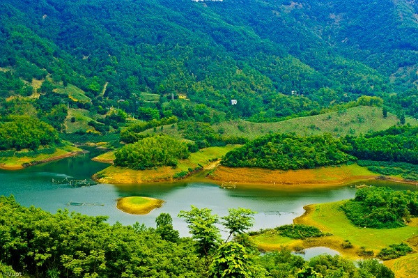 Thung Nai Hòa Bình là điểm du lịch nghỉ dưỡng nổi tiếng với cảnh quan thiên nhiên tuyệt đẹp, các hồ nước mang màu xanh ngọc bích đẹp mê mẩn, các thác nước trắng ngần, không gian mờ ảo ấn tượng. Ảnh dulich24h