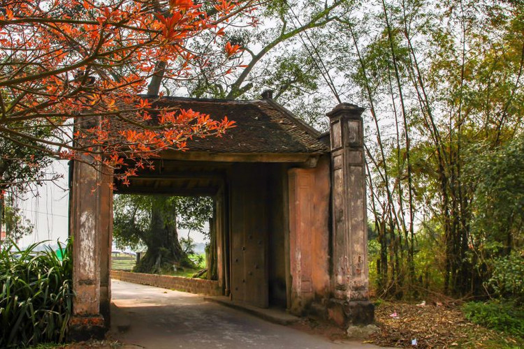Làng cổ Đường Lâm chỉ cách Hà Nội khoảng 50km. Đến đây, các bạn sẽ được hòa vào không gian Hà Nội xưa. Đó là những ngôi nhà mái đỏ rêu phong, bức tường đá ong, cây đa, giếng nước, mái đình.Chắc chắn, khi đến đây các bạn sẽ ngỡ ngàng với vẻ đẹp cổ xưa của Đường Lâm. Một không gian xưa cũ, trầm mặc vẫn còn giữ được màu sắc của thời gian. Ảnh Vinpearl