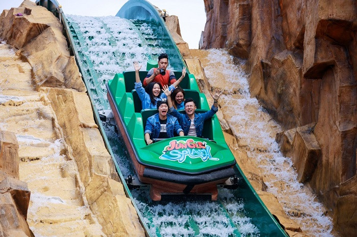 Thiên Đường Bảo Sơn là tổ hợp giải trí cực hot thu hút đông đảo giới trẻ và các gia đình có bé nhỏ. Điểm du lịch gần Hà Nội này chỉ cách trung tâm Hà Nội chừng 10km, có nhiều trò chơi và khu vui chơi giải trí thú vị như: Thủy cung, công viên nước, phim trường kỳ quan thế giới, khu Safari… Ảnh Vinpearl