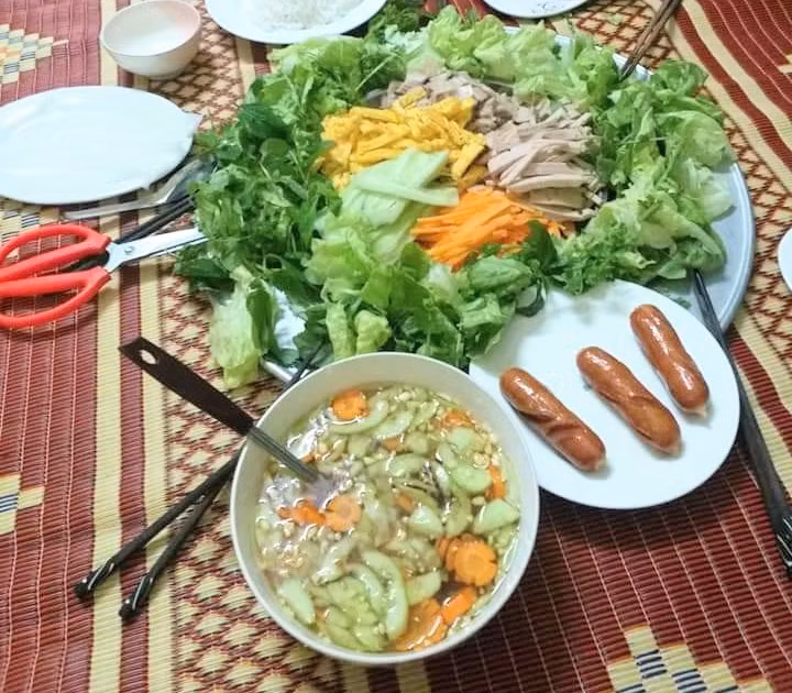 Mâm Phở cuốn ngập tràn topping. Ảnh: Thu Hương