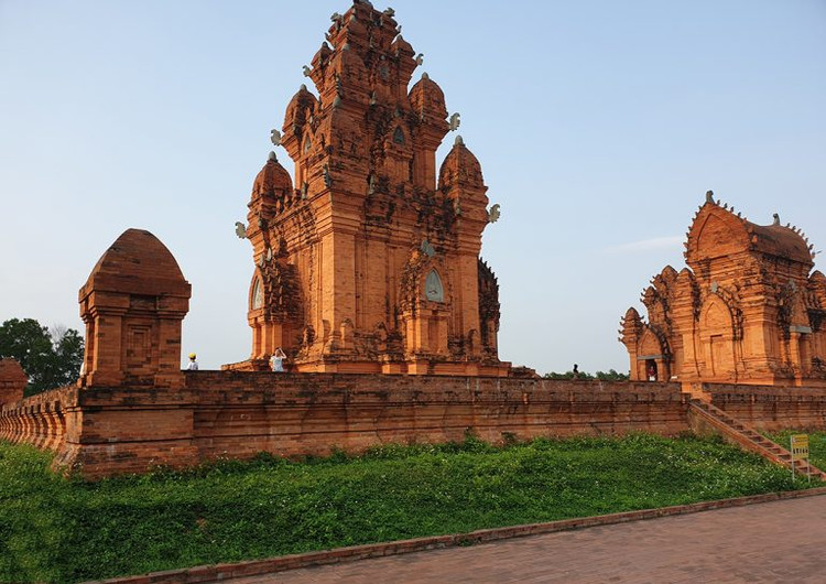 Làng văn hóa các dân tộc Việt Nam xây dựng trên ngọn đồi nhỏ gồm nhiều hồ nước, tái hiện đời sống sinh hoạt các tộc người ở khắp đất nước Việt Nam, ở đây có nhiều góc chụp hình sống ảo và vui chơi dành cho du khách. Ảnh dulich24h