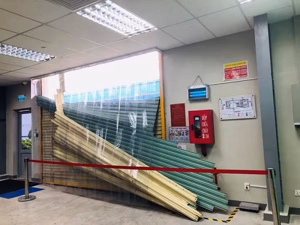 Cửa cuốn gia công kém chất lượng gây ra nhiều nguy hiểm cho người dùng.