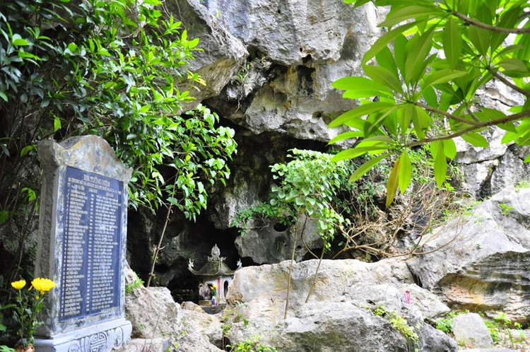 Cửa hang Hỏa Tiễn. Ảnh: Đoàn Thanh niên Tổng công ty Đường sắt Việt Nam.