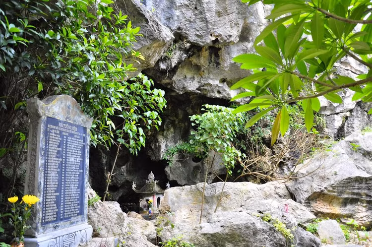 Cửa hang Hỏa Tiễn. Ảnh: Đoàn Thanh niên Tổng công ty Đường sắt Việt Nam.