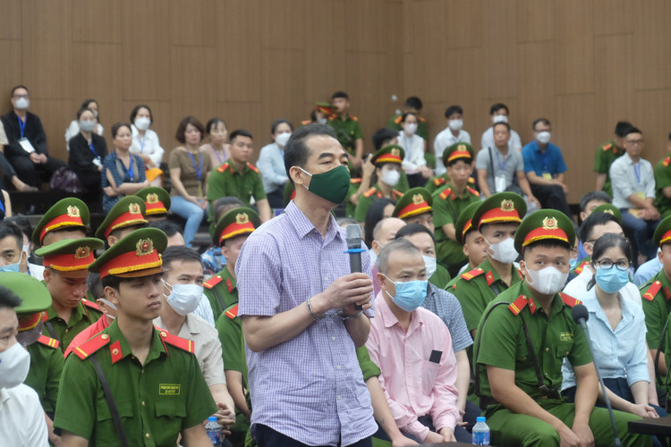 Cựu Thứ trưởng Ngoại giao Tô Anh Dũng tại tòa