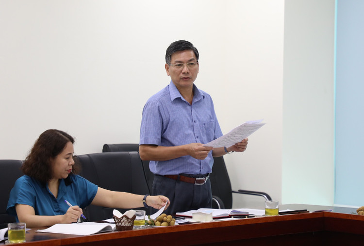 Đồng chí Phạm Hữu Duệ - Phó bí thư Đảng ủy trình bày báo cáo tại Hội nghị