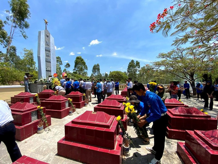 Nơi an nghỉ của 33 liệt sĩ thanh niên xung phong đường sắt. Ảnh: Cổng thông tin điện tử Thị xã Hoàng Mai.