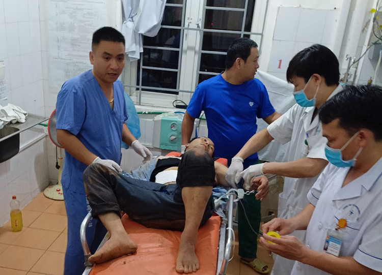 Giàng A Lềnh tại Trung tâm y tế huyện Mường Chà. Ảnh: Vietnamnet