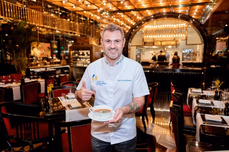 Đầu bếp Yurii chuẩn bị những món ăn hấp dẫn nhất phục vụ thực khách tại tại Capella Hanoi. Đầu bếp Yurii chuẩn bị những món ăn hấp dẫn nhất phục vụ thực khách tại tại Capella Hanoi.