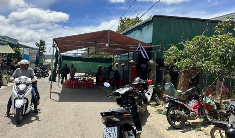 Người nhà tổ chức đám tang cho nạn nhân. Ảnh dantri