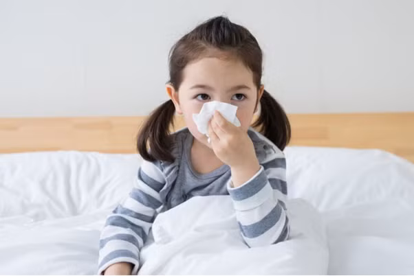 Cảm lạnh là bệnh phổ biến thường gặp ở trẻ giai đoạn chuyển mùa