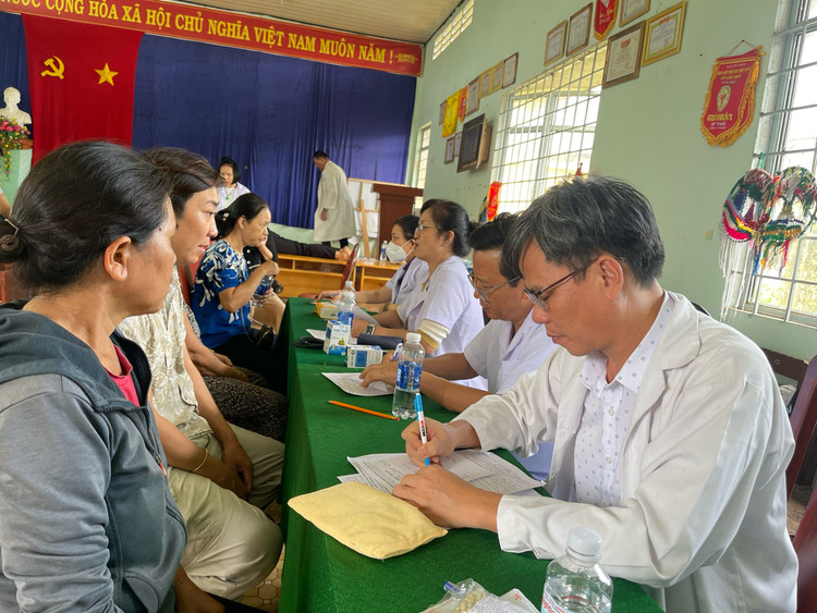 Lương y Phạm Ngọc Khánh khám bệnh miễn phí cho người nghèo Lương y Phạm Ngọc Khánh khám bệnh miễn phí cho người nghèo