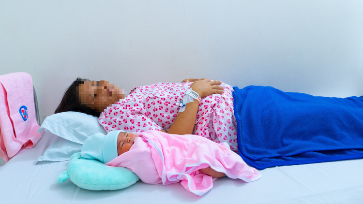 Sản phụ và em bé sau ca mổ. Ảnh: Sức khỏe Đời sống