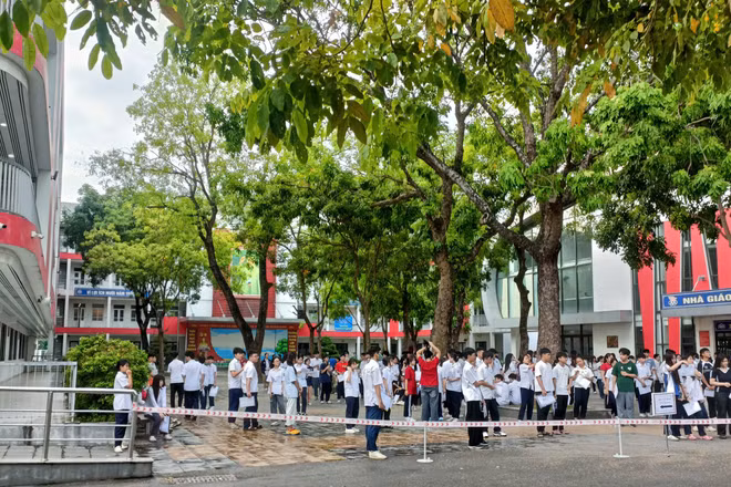 Kỳ thi vào lớp 10 tại Hà Nội: Thí sinh và phụ huynh đềuhồi hộp, hy vọng