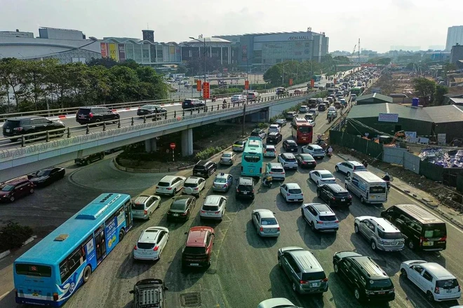 Người dân di chuyển thế nào khi nút giao Cổ Linh - Đàm Quang Trung bị chắn?